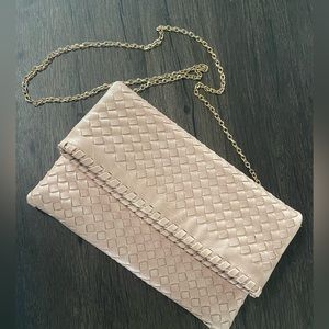 Gently used pale pink handbag. Could also be used as a Crossbody.